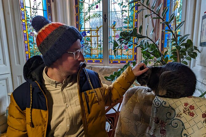 Art Nouveau Treasures of Budapest – Exclusive Private Tour - The private apartment and its stained-glass window