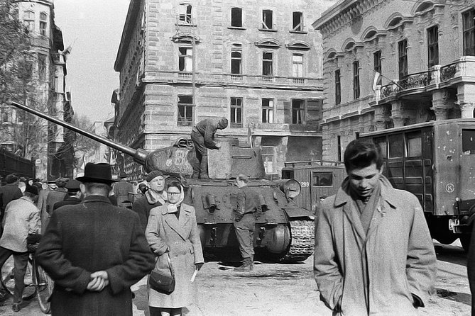 Born Under The Red Star - The History of Communism in Hungary - Private Tour - The retro bar stop: a small break with a practical question