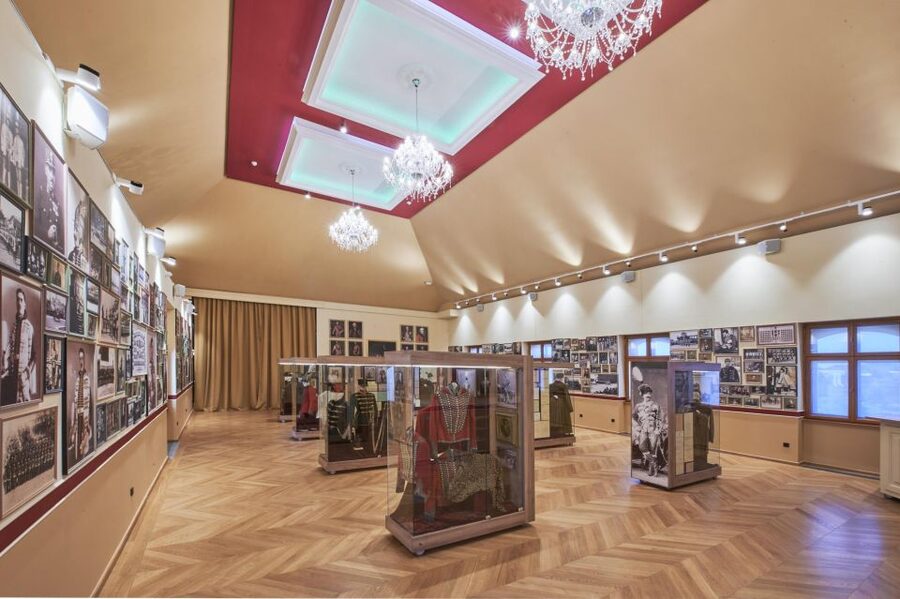 Buda Castle: Hungarian Delicacies & Historical Exhibition - Booking advice and value check