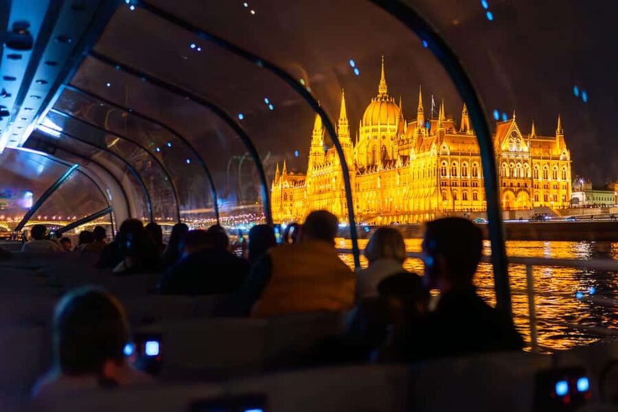 Budapest: 1-Hour Evening Sightseeing Cruise with Drink - Who should book this Budapest cruise?