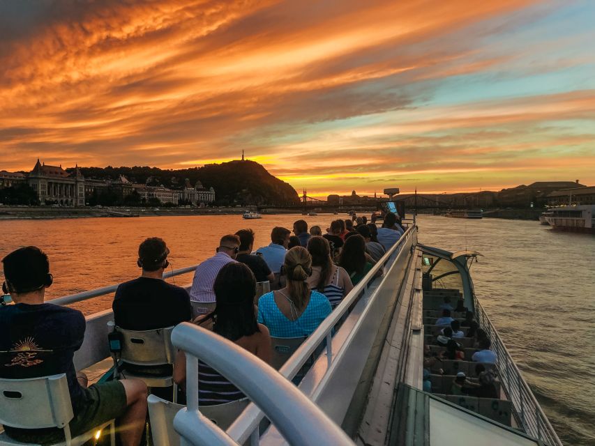 Budapest: 1-Hour Evening Sightseeing Cruise with Drink - A drink, a warm seat, and a practical hour on the water