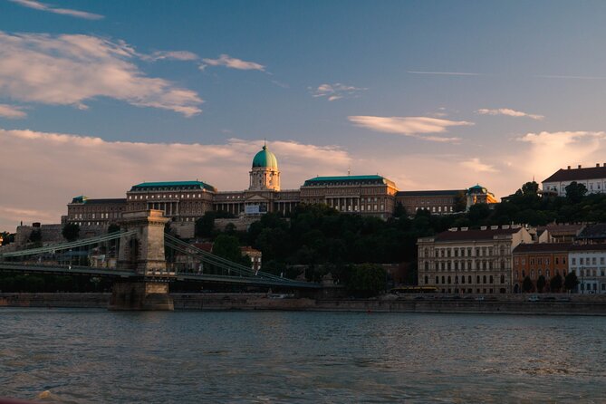 Budapest: 1-Hour Highlights Cruise with Welcome Drink - Choosing between sunset and a fully dark departure