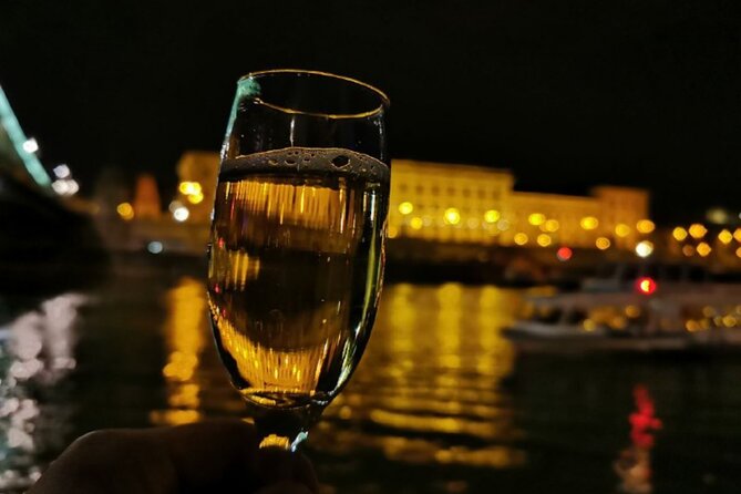 Budapest: 1-Hour Highlights Cruise with Welcome Drink - Pest-side landmarks from the water
