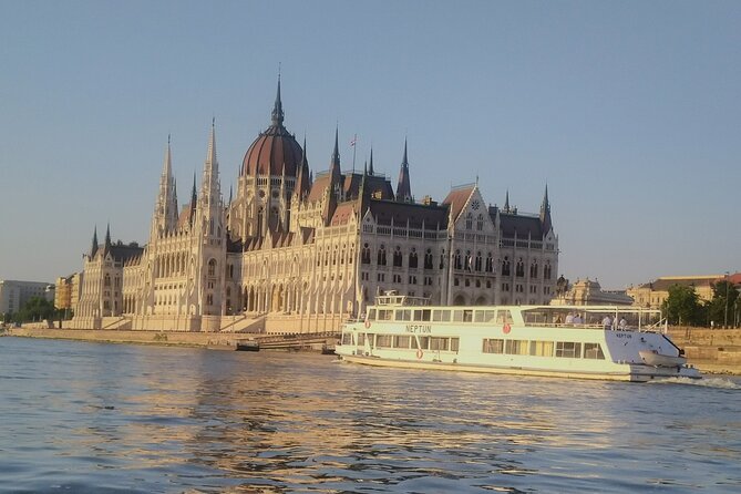 Budapest: 1-Hour Highlights Cruise with Welcome Drink - Seating, crowding, and the importance of arriving early