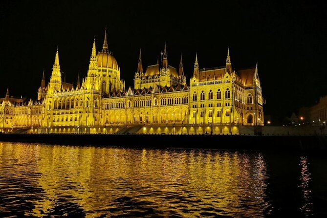 Budapest: 1-Hour Highlights Cruise with Welcome Drink - The welcome drink and onboard service