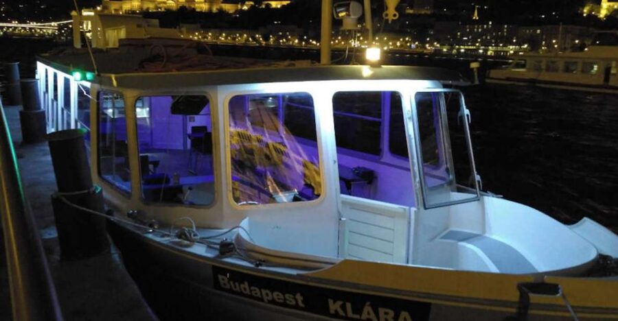 Budapest: 1-Hour Private Boat Cruise - Parliament is the evening showstopper
