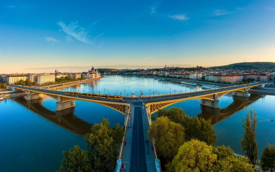 Budapest: 1-hour Sightseeing Danube River Cruise - The first view: Chain Bridge and Parliament