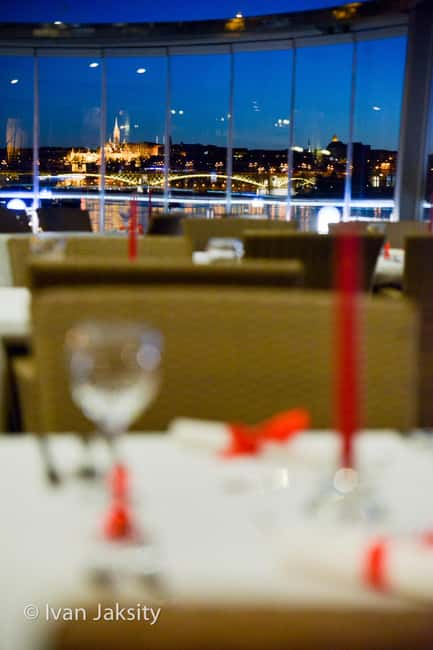 Budapest: 2-Course Dinner for 2 on a Boat Restaurant - Service, Cleanliness, and The Overall Mood