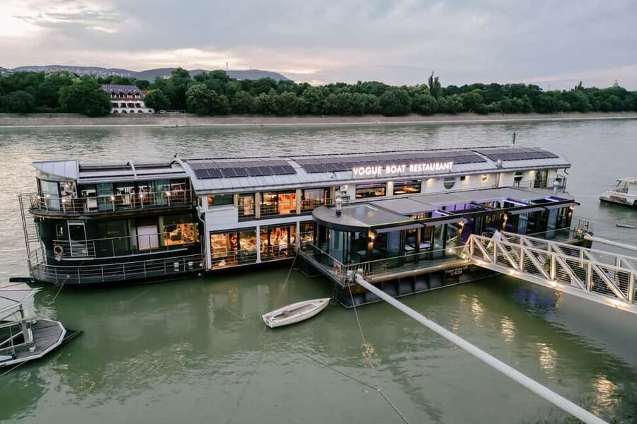 Budapest: 2-Course Dinner for 2 on a Boat Restaurant - What The 2.5-Hour Evening Looks Like
