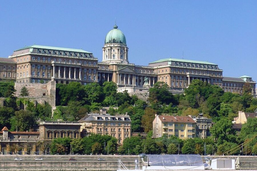 Budapest: 3-Hour Grand City Tour and Castle Walk - Guides make the short schedule work