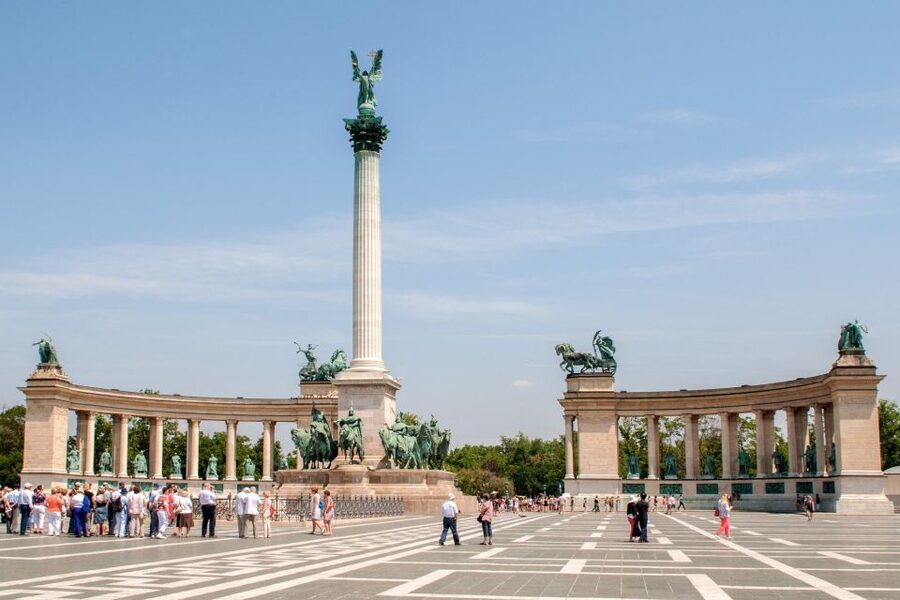 Budapest: 3-Hour Live Guided Sightseeing Tour - Vehicle, group size, and walking level
