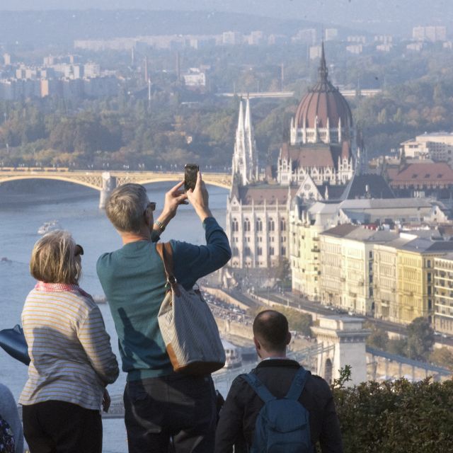 Budapest: 3-Hour Live Guided Sightseeing Tour - How the guide affects the experience