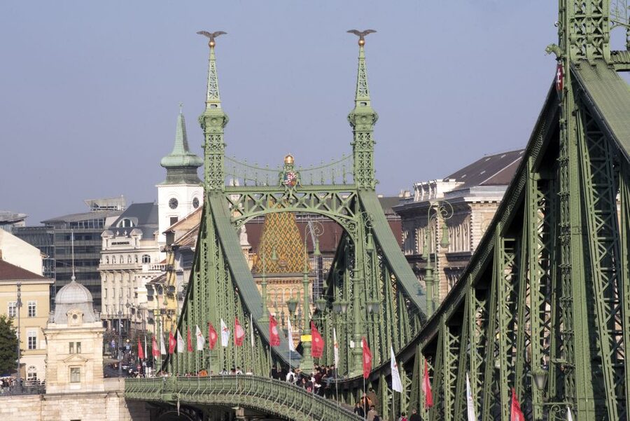 Budapest: 3-Hour Live Guided Sightseeing Tour - Reaching Buda and the Castle District