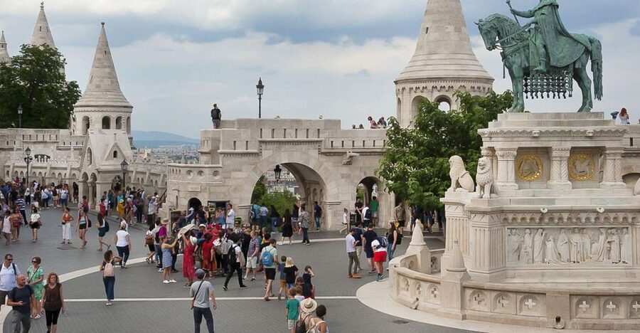 Budapest 3-Hour Walking Tour in Italian - Crossing from Pest to Buda