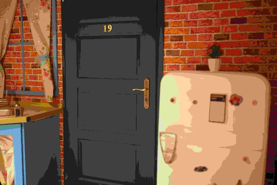 Budapest: 90s Sitcom Escape Room Adventure with Drinks - Practical planning in Central Pest