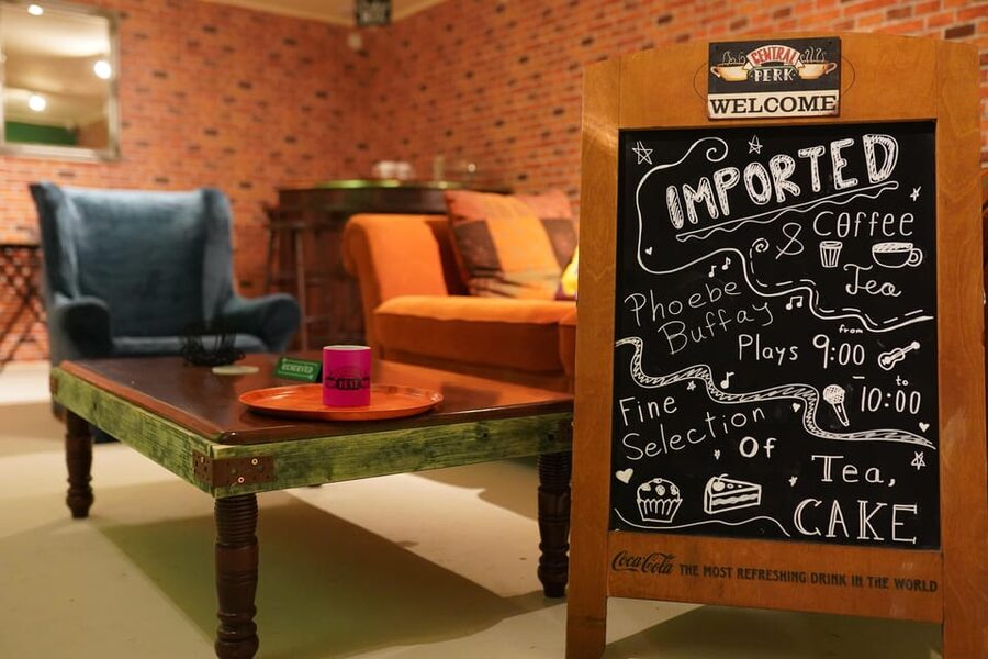 Budapest: 90s Sitcom Escape Room Adventure with Drinks - How the 90-minute game unfolds