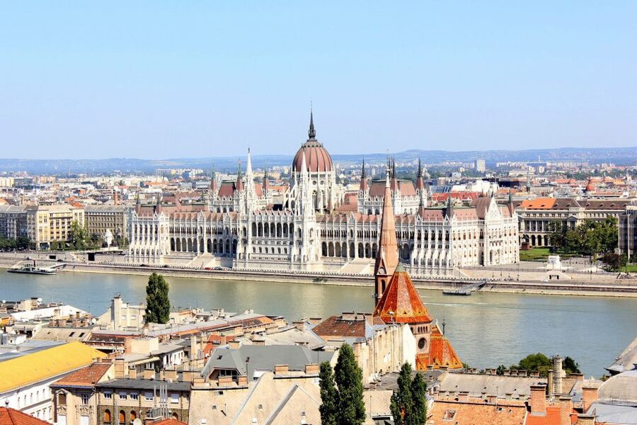 Budapest: All in One Walking Tour with Strudel House Stop - Back through Pest, with basilica views and strudel
