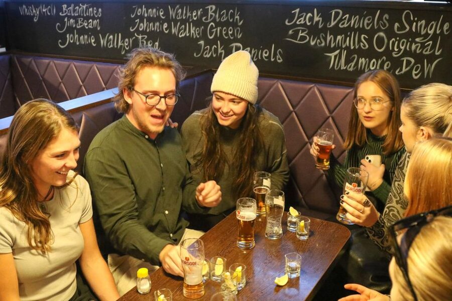 Budapest: Bar Crawl Tour with Local Drinks - A lively introduction to Budapest after dark