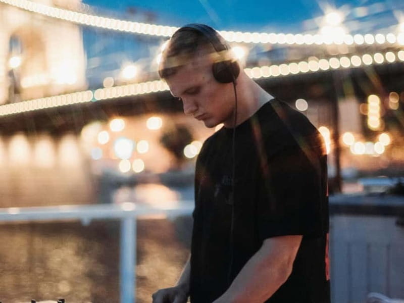 Budapest: BBQ Dinner Cruise w/ Live Music & Unlimited Drinks - A 2.5-hour route through Budapest after dark