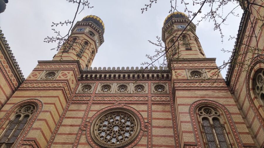 Budapest: Best of Downtown and Jewish Quarter Tour - Parliament from the outside