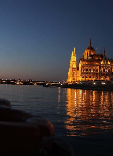 Budapest: Boat Cruise with Personal Guide and Drink - Key points at a glance