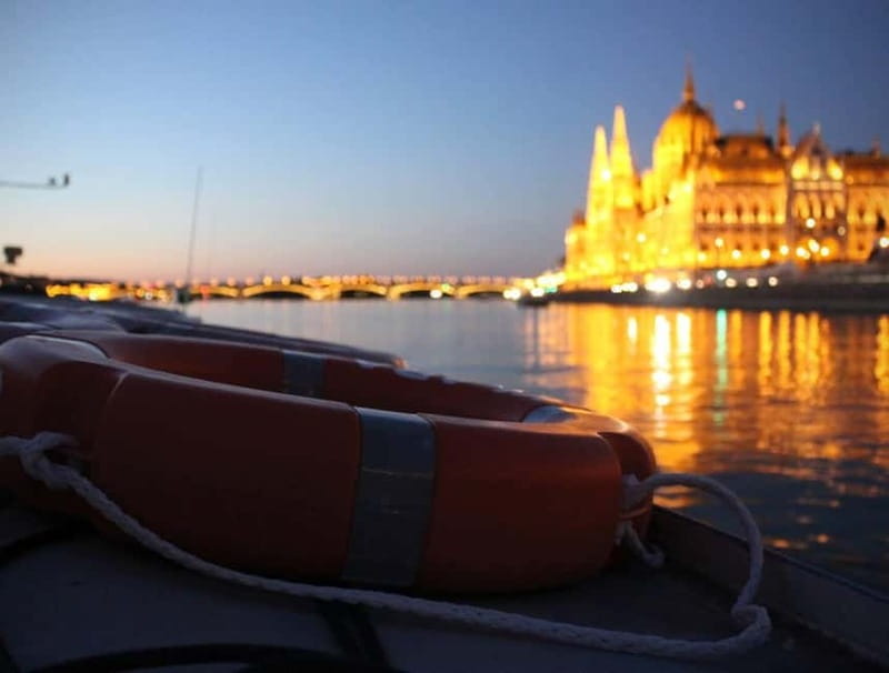 Budapest: Boat Cruise with Personal Guide and Drink - The included drink and onboard bar
