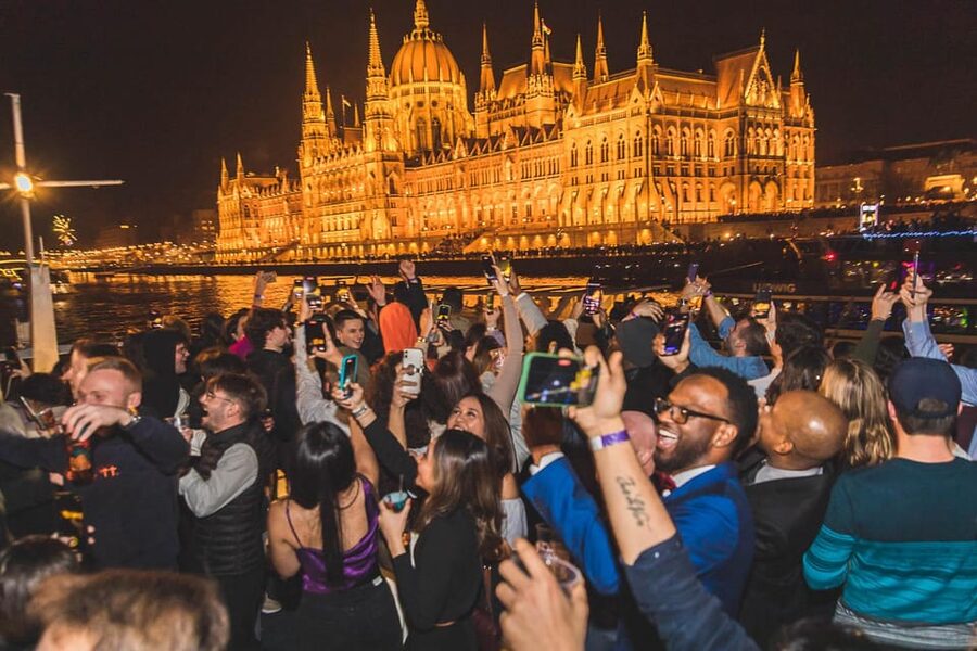 Budapest: Boat Party with option of Unlimited Drinks - The three major sights to watch for
