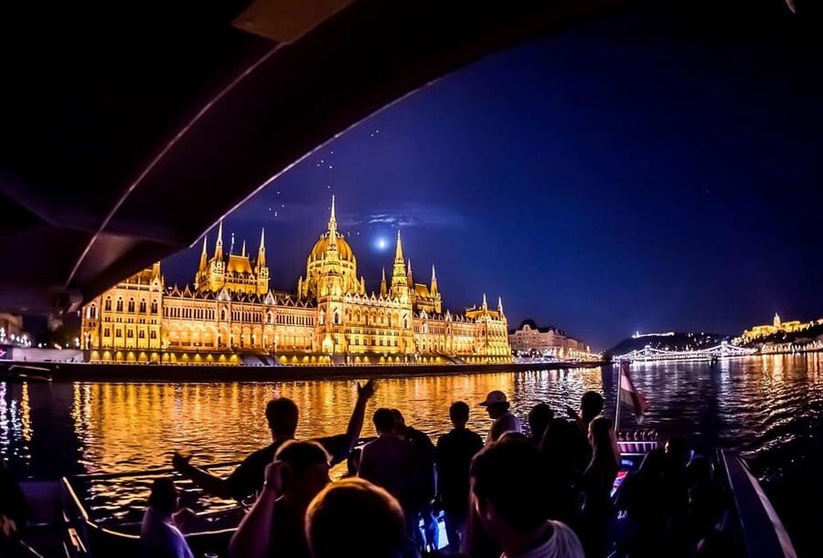 Budapest: Boat Party with option of Unlimited Drinks - Dancing, drinks, and the international crowd