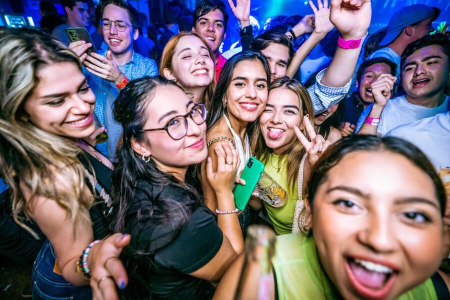Budapest: Boat Party with option of Unlimited Drinks - The downtown after-party and skip-the-line entry