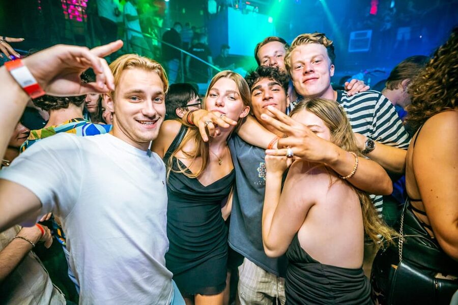 Budapest: Boat Party with option of Unlimited Drinks - Is $27 good value for this Budapest night out?