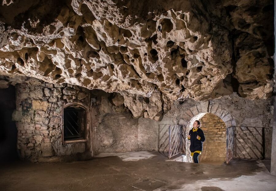 Budapest: Buda Castle Cave Tour - Limestone chambers and 800-year-old cellars