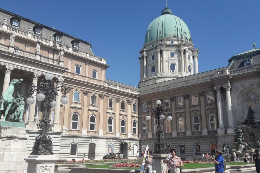 Budapest: Buda Castle District Walking Tour - Why the guides matter