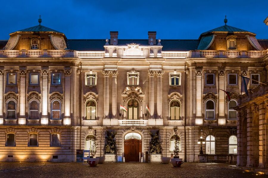 Budapest: Buda Castle Walk with Saint Stephen's Hall - Is $29 a fair price for 90 minutes?