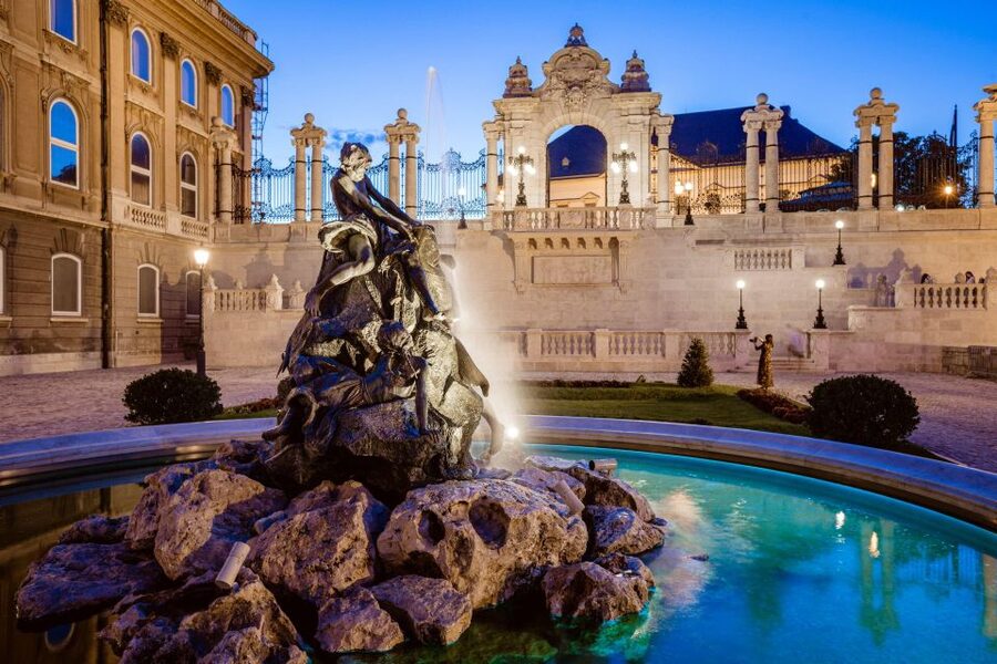 Budapest: Buda Castle Walk with Saint Stephen's Hall - Savoyai Terrace and the first views across Budapest