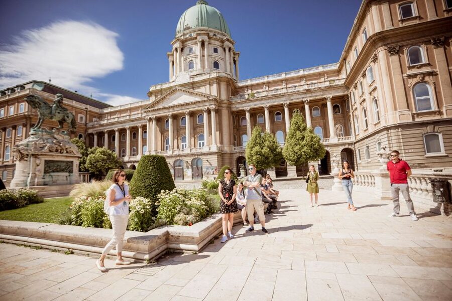 Budapest: Buda Castle Walk with Saint Stephen's Hall - What the guides do best