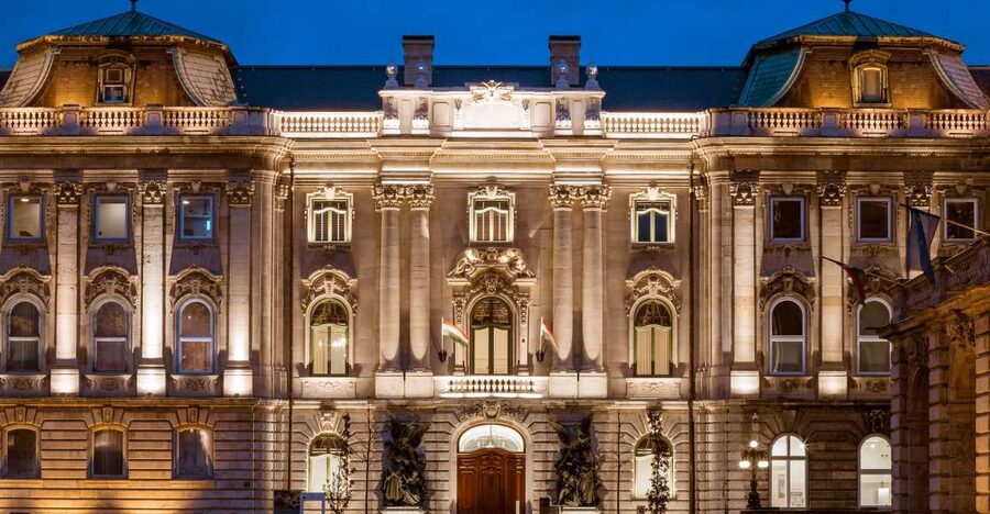 Budapest: Buda Castle Walk with Saint Stephen's Hall - Timing, weather, and the construction reality