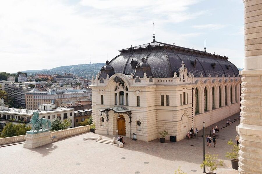 Budapest: Buda Castle Walking Tour & Folk Music Performance - Matthias Church and the first look at Buda