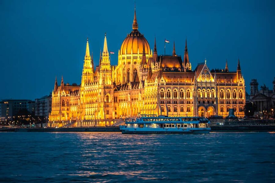 Budapest By Night Sightseeing Cruise - The first fifteen minutes: Chain Bridge and Parliament