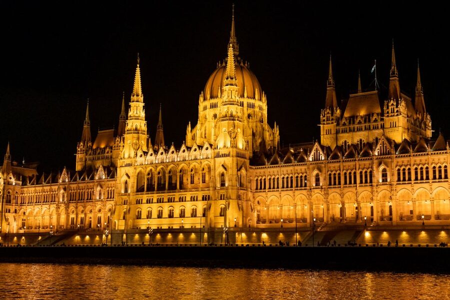 Budapest: Candlelit Dinner River Cruise with Live Music - Key points to know before you book