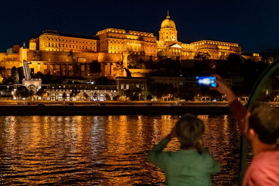 Budapest: Candlelit Dinner River Cruise with Live Music - Why Budapest’s Danube is worth seeing after dark