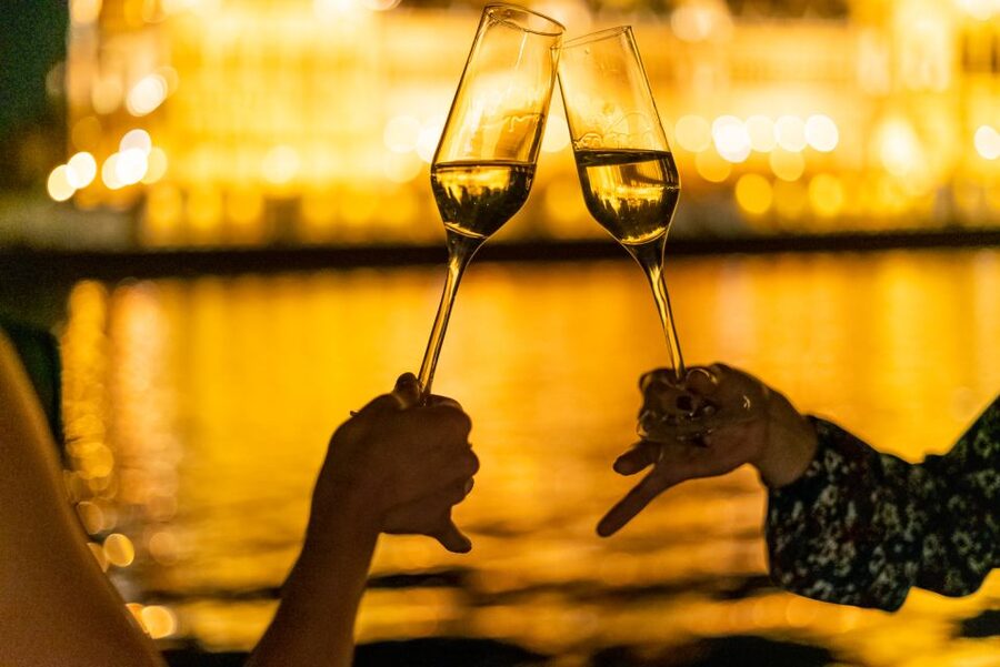 Budapest: Candlelit Dinner River Cruise with Live Music - Buda Castle, Gellért Hill, and the southern sights