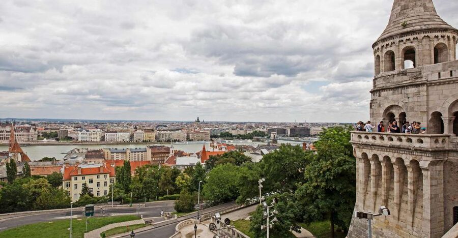 Budapest: Castle District Walk with Matthias Church Entry - Holy Trinity Square and the first views of Buda