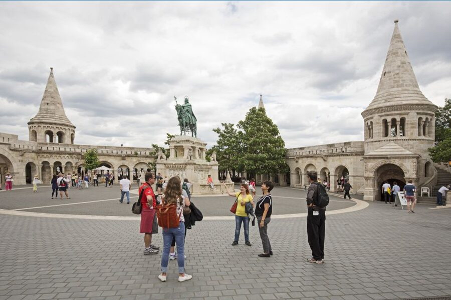 Budapest: Castle District Walk with Matthias Church Entry - Guide quality and the small-group advantage