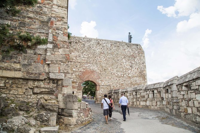 Budapest Castle Walk - Jewish heritage, courtyards, and overlooked corners