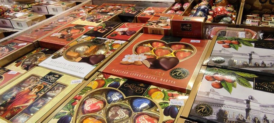 Budapest: Central Market Hall Guided Food Tour with Tastings - What the guide adds to an ordinary market visit