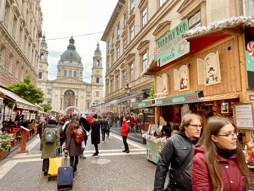Budapest: Christmas Market Guided Walking Tour with Tastings - Architecture and Budapest context along the route