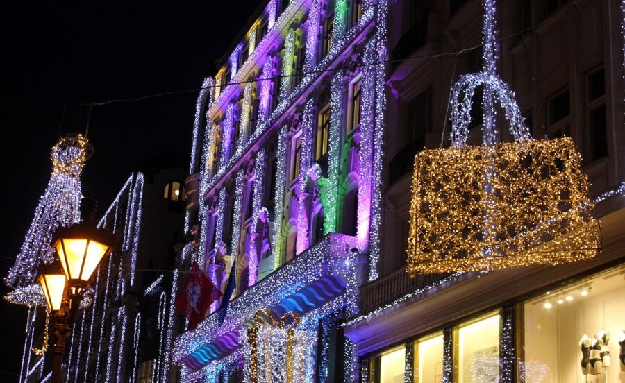 Budapest Christmas Walking Tour w Entry to Basilica - Ending at the Basilica Christmas market