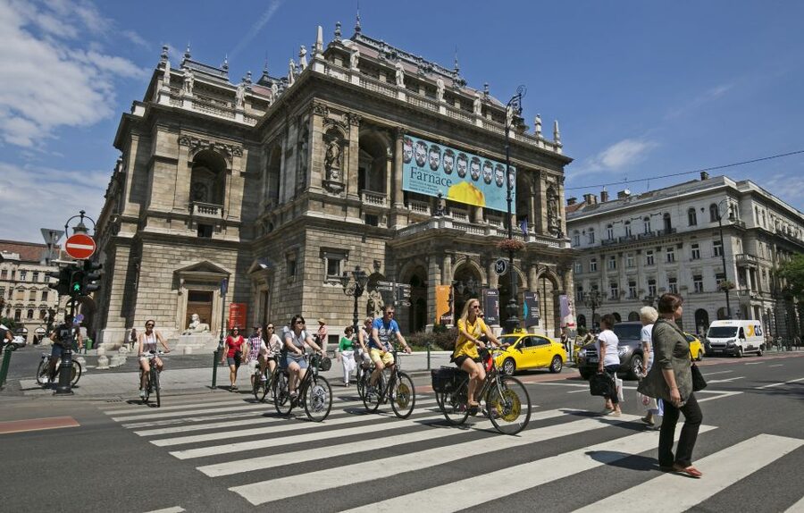 Budapest: City Bike Tour with Coffee Stop - Why this bike tour works well in Budapest