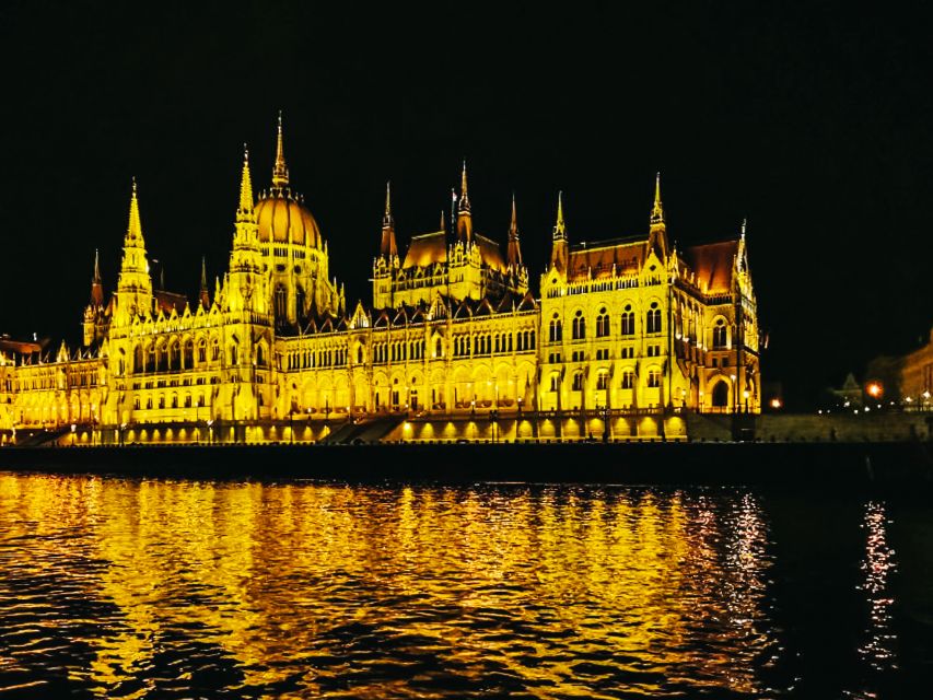 Budapest: City Highlights Cruise with Welcome Drink - Choosing between the open deck and the enclosed cabin
