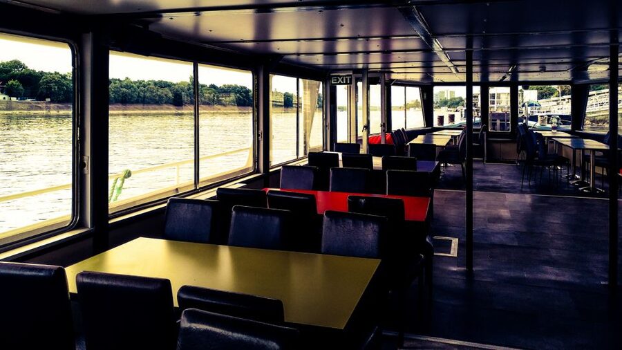 Budapest: City Highlights Cruise with Welcome Drink - The welcome drink and onboard bar